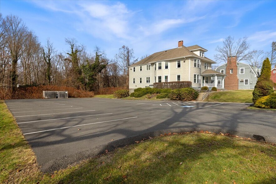 2040 Whitney Ave, Hamden, CT à louer - Photo du bâtiment - Image 2 de 11