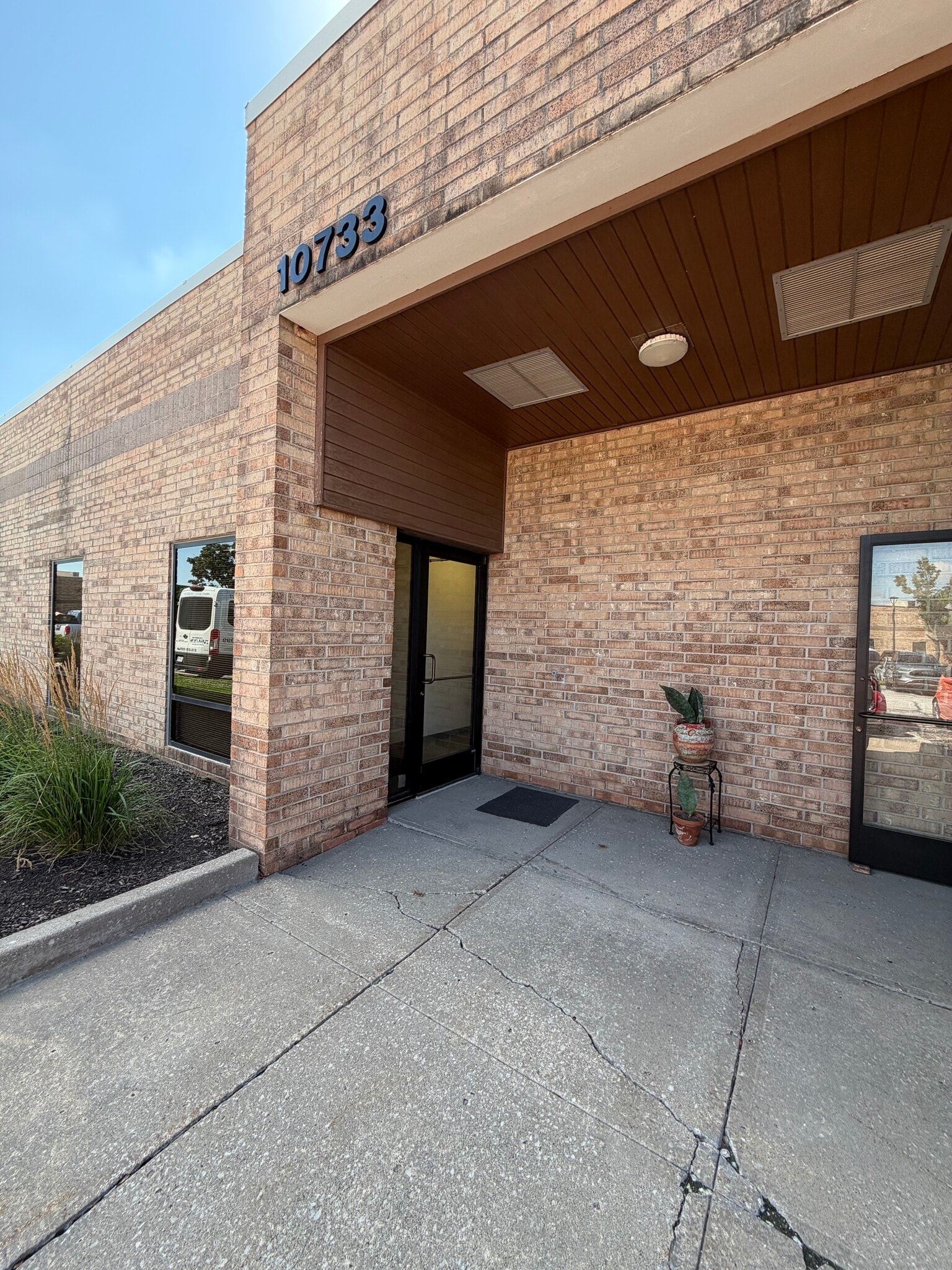 10747-10757 NW Ambassador Dr, Kansas City, MO for lease Interior Photo- Image 1 of 4