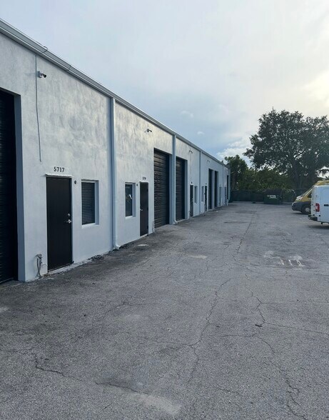 5713-5727 NE 14th Ave, Fort Lauderdale, FL à louer - Photo du bâtiment - Image 2 de 8