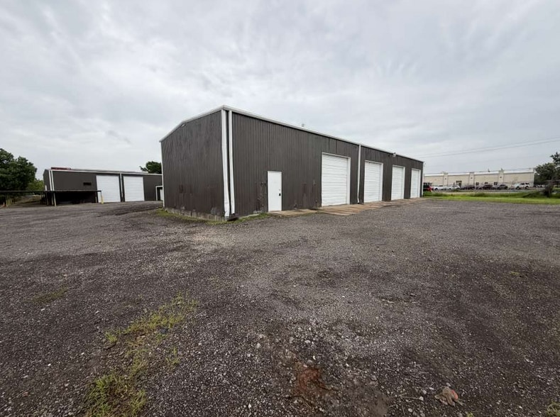 100 N Richey St, Pasadena, TX à louer - Photo du bâtiment - Image 2 de 12