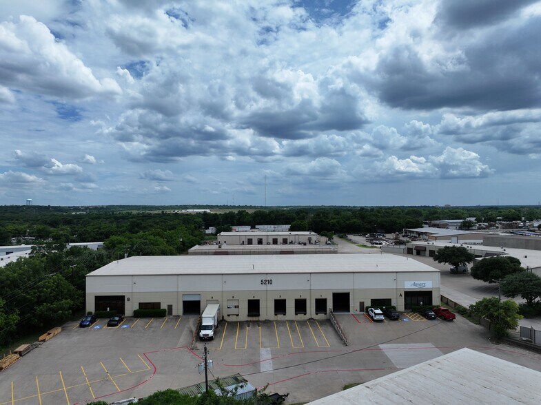 5210 Airport Fwy, Haltom City, TX for lease - Building Photo - Image 1 of 8