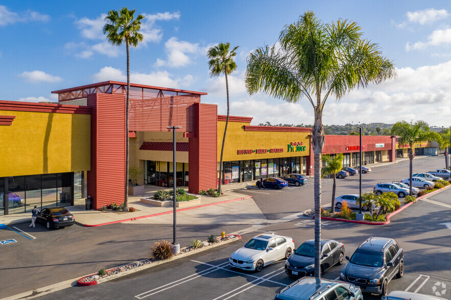 1900-1998 Hacienda Dr, Vista, CA for lease - Building Photo - Image 2 of 9