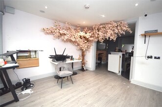 96 Victoria Rd, Swindon for lease Interior Photo- Image 2 of 6