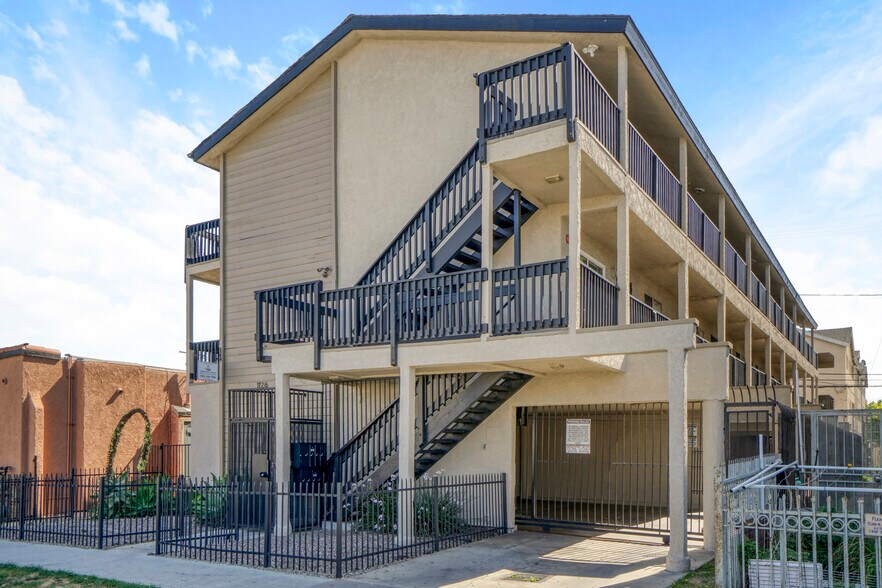 1126 Raymond Ave, Long Beach, CA à vendre - Photo du bâtiment - Image 2 de 22