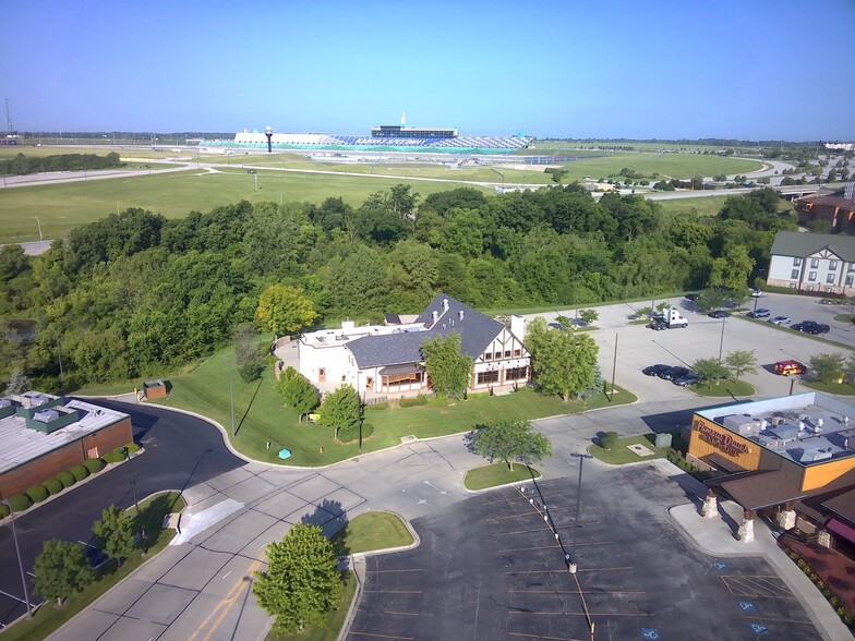 1340 Village West Pky, Kansas City, KS for lease - Building Photo - Image 2 of 16