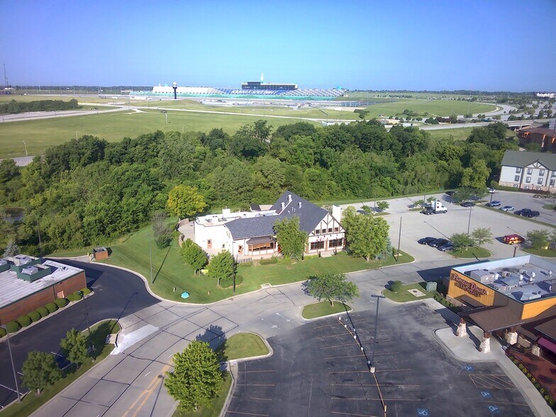 1340 Village West Pky, Kansas City, KS à louer - Photo du bâtiment - Image 2 de 16