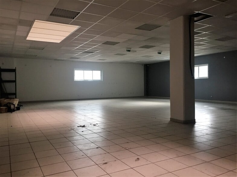 Retail in Gémenos for lease - Interior Photo - Image 2 of 9