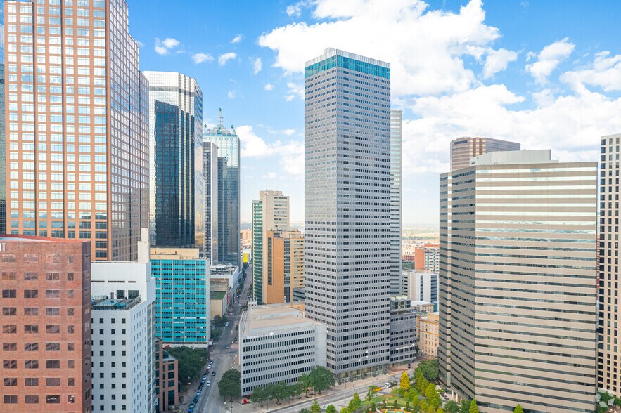 325 N Saint Paul St, Dallas, TX à louer - Photo du bâtiment - Image 1 de 14