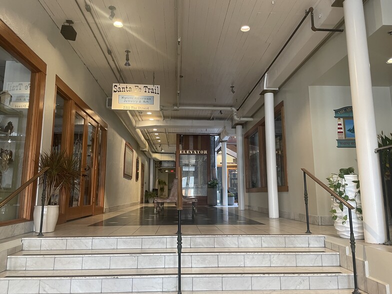 2215 Strand St, Galveston, TX for lease - Building Photo - Image 2 of 11