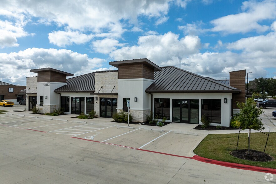 4881 Williams Dr, Georgetown, TX à louer - Photo du bâtiment - Image 3 de 13