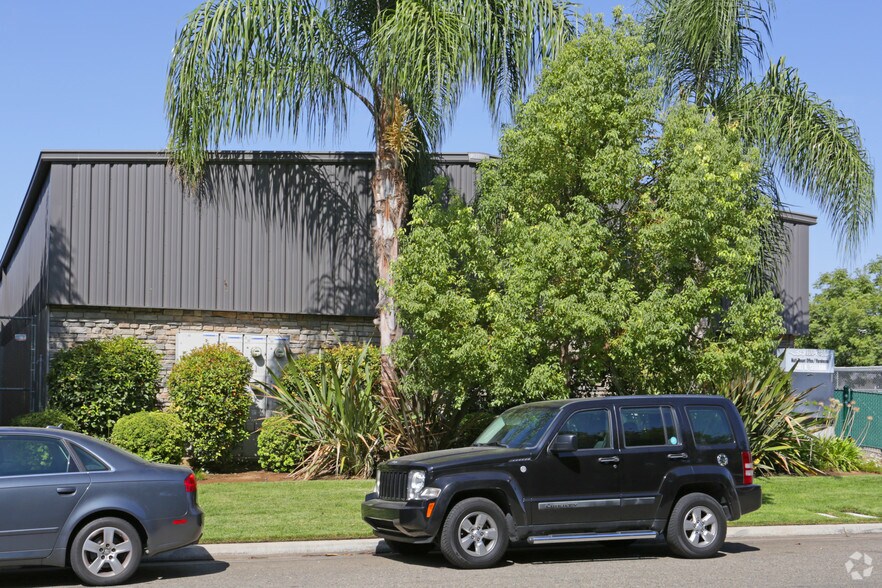 4301 N Selland Ave, Fresno, CA for lease - Building Photo - Image 2 of 3