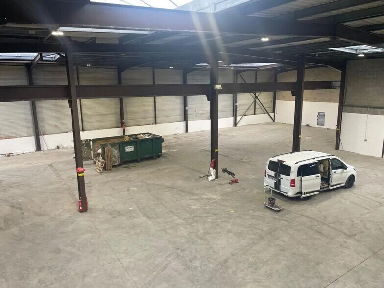 Industrial in Le Thillay for lease - Building Photo - Image 1 of 16