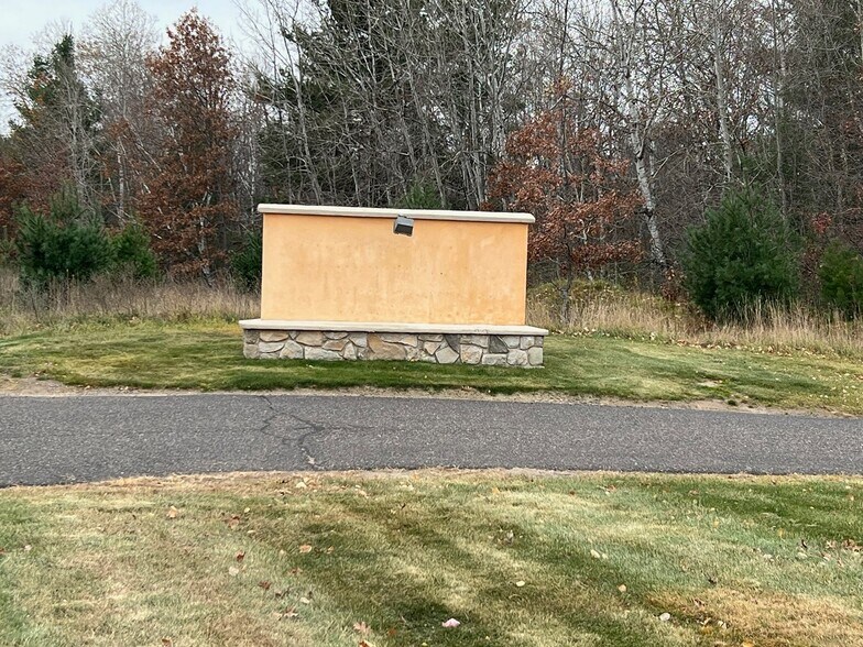 2920 College Dr, Rice Lake, WI à louer - Photo du bâtiment - Image 2 de 11