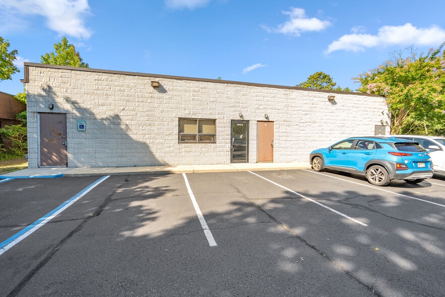 510 Montauk Hwy, West Islip, NY for lease - Building Photo - Image 3 of 17