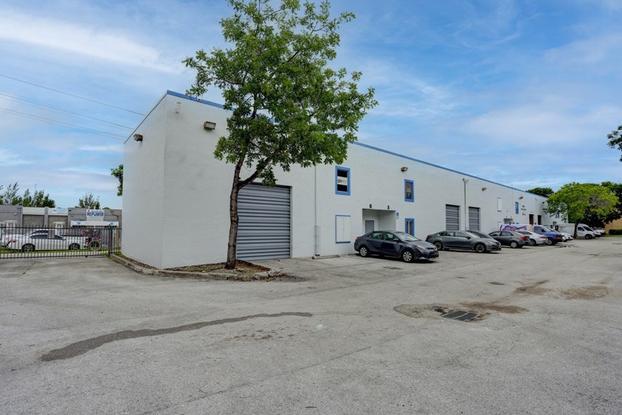 2205 W 80th St, Hialeah, FL à vendre Photo du bâtiment- Image 1 de 7