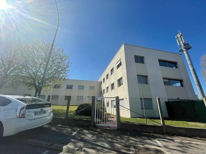 4 Rue Des Frères Lumière, Plaisir à louer - Photo du bâtiment - Image 3 de 5
