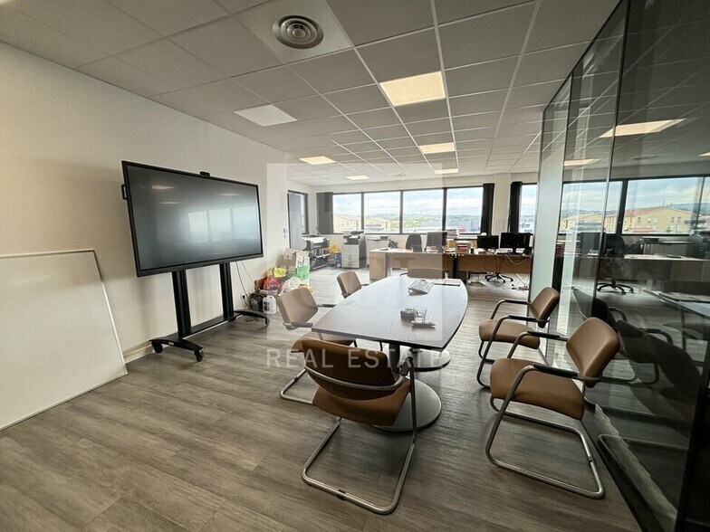 Office in Chasse-sur-Rhône for lease - Interior Photo - Image 2 of 10