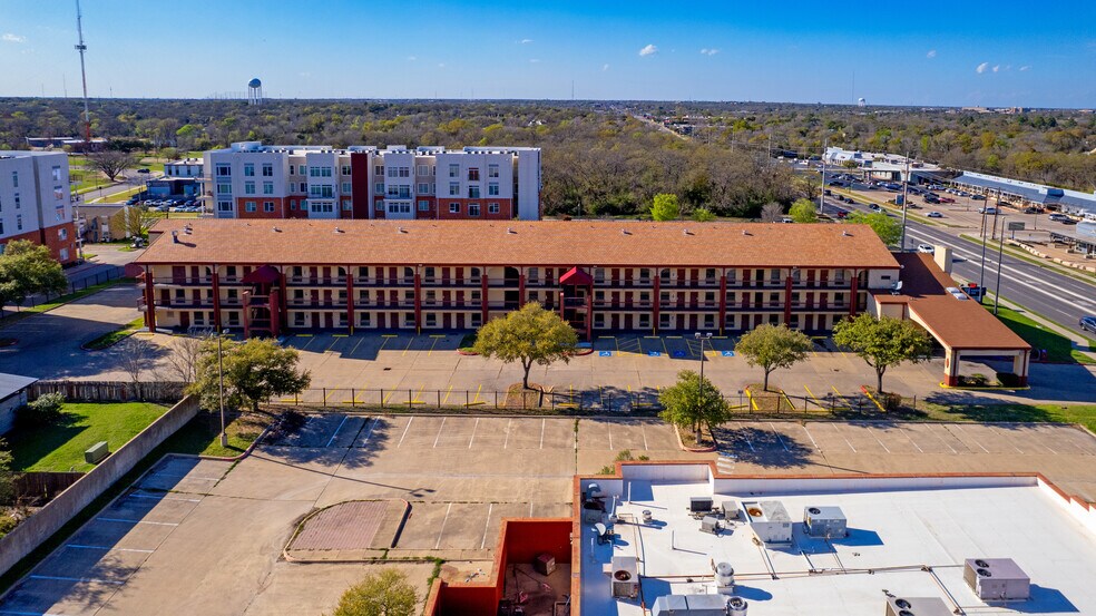 104 Texas Ave S, College Station, TX à vendre - Photo du bâtiment - Image 2 de 11