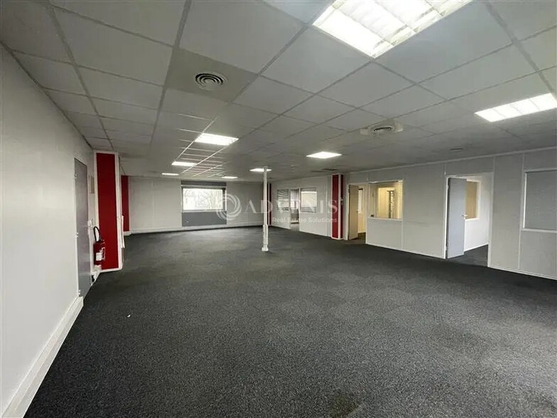 Office in Tremblay-en-France for lease - Interior Photo - Image 3 of 7