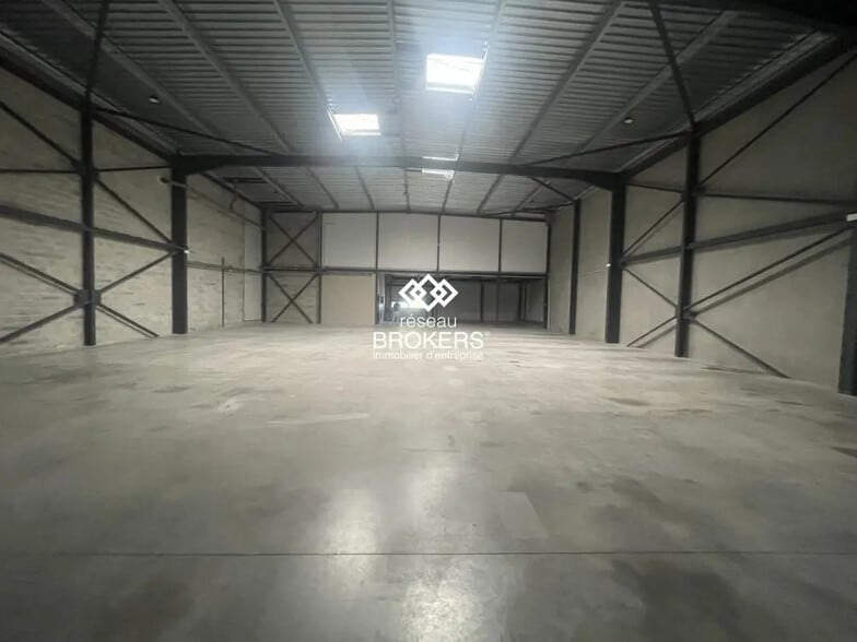 Industrial in Aix-en-Provence for lease - Interior Photo - Image 1 of 8