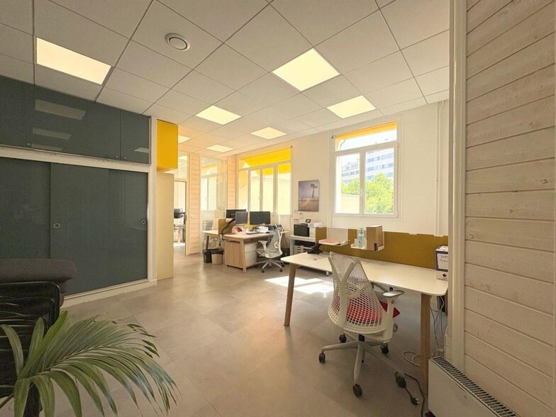 Retail in Saint-Germain-en-Laye for lease - Interior Photo - Image 3 of 8