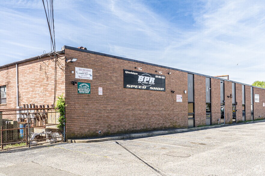 194-204 N Fehr Way, Bay Shore, NY à louer - Photo principale - Image 1 de 9
