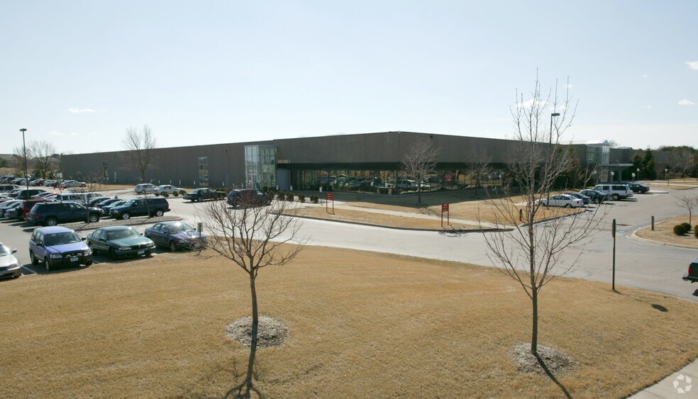 19011 Lake Dr E, Chanhassen, MN à louer - Photo du bâtiment - Image 2 de 10