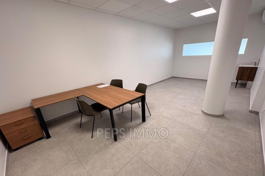 Medical in Gignac-la-Nerthe for lease - Building Photo - Image 1 of 7