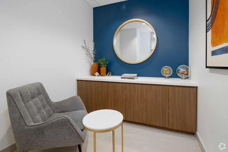 2375 E Camelback Rd, Phoenix, AZ à louer - Photo du bâtiment - Image 3 de 13