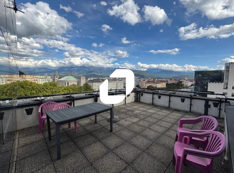 Bureau dans Grenoble à louer - Photo du bâtiment - Image 2 de 7
