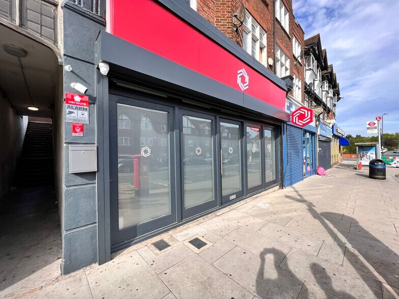 5 Court Parade, Wembley à vendre - Photo du bâtiment - Image 2 de 9