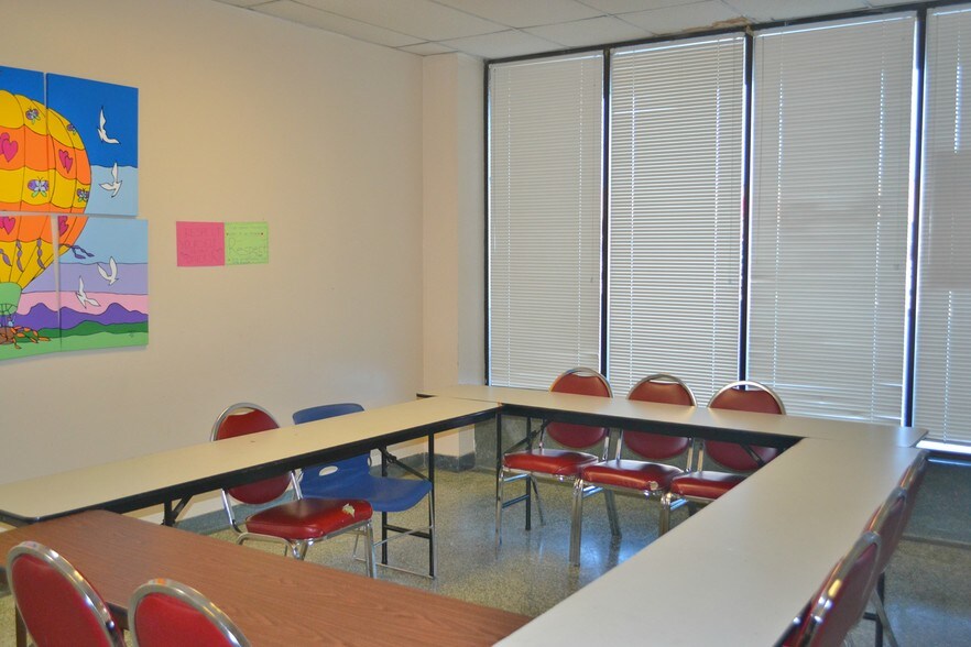 6411 W Irving Park Rd, Chicago, IL for lease - Interior Photo - Image 3 of 4