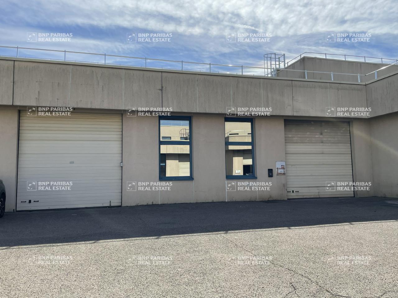 Flex in La Verrière for lease Building Photo- Image 1 of 7