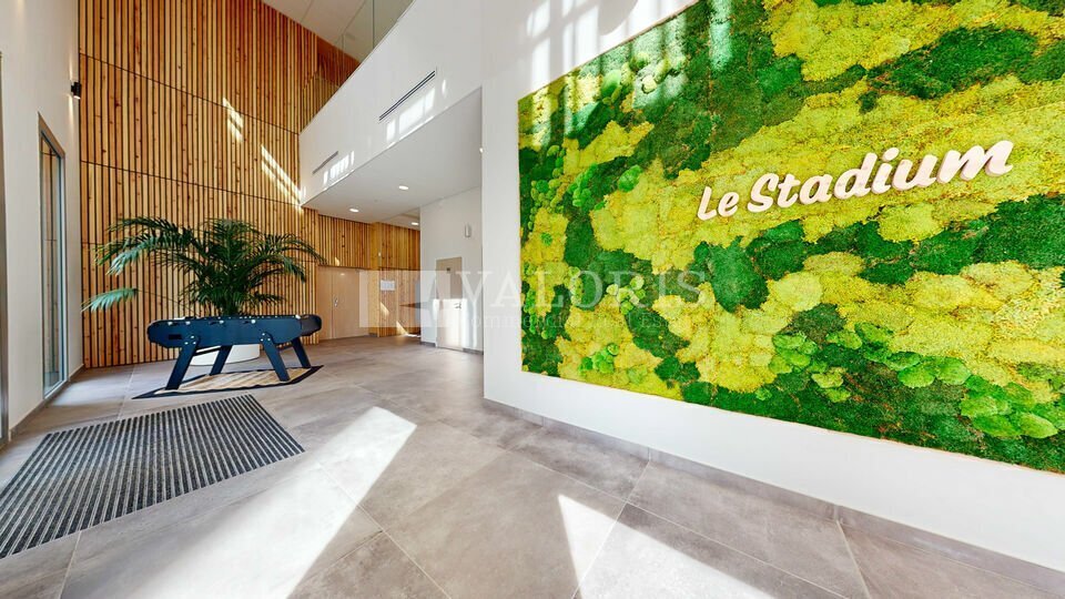 8 A Avenue Simone Veil, Décines-Charpieu for lease Lobby- Image 1 of 15
