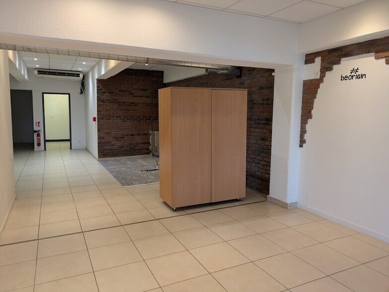Retail in Bourgoin-Jallieu for lease - Building Photo - Image 2 of 14