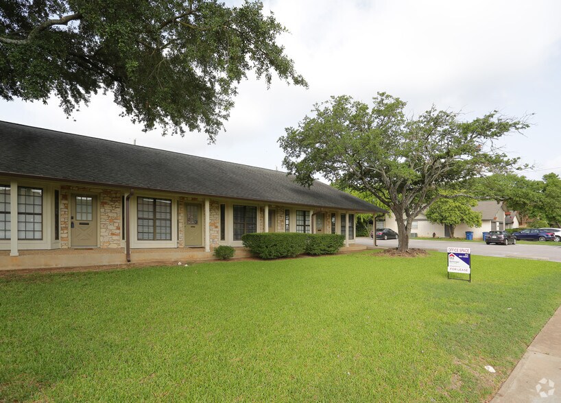 2015 Monarch Dr, Austin, TX à louer - Photo du bâtiment - Image 2 de 5
