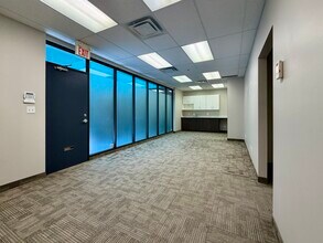 25 Valleywood Dr, Markham, ON à louer Photo intérieure- Image 2 de 4