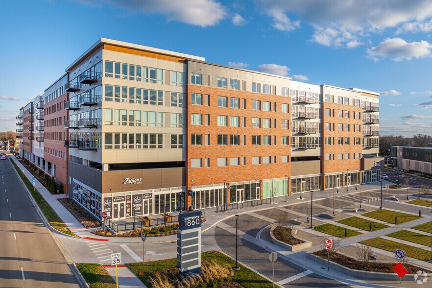 7215 N District Ave, Lincolnwood, IL à louer - Photo du bâtiment - Image 3 de 7