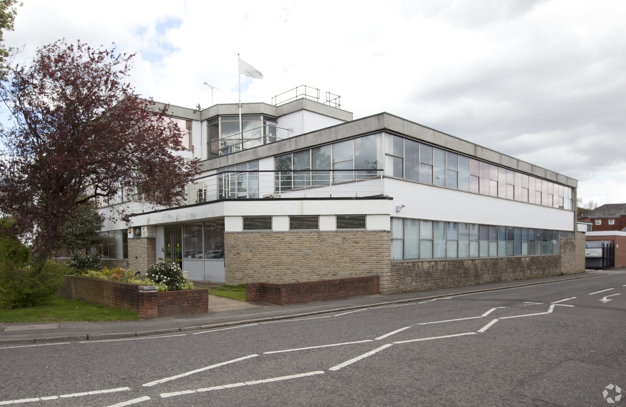 14-43 Victoria Rd, Aldershot for lease Primary Photo- Image 1 of 4