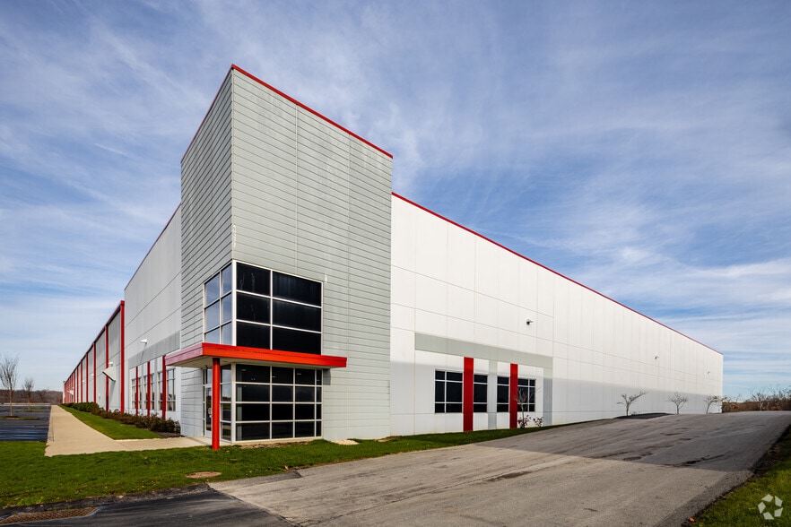 2450 Sweeney Dr, Clinton, PA for lease - Building Photo - Image 2 of 11