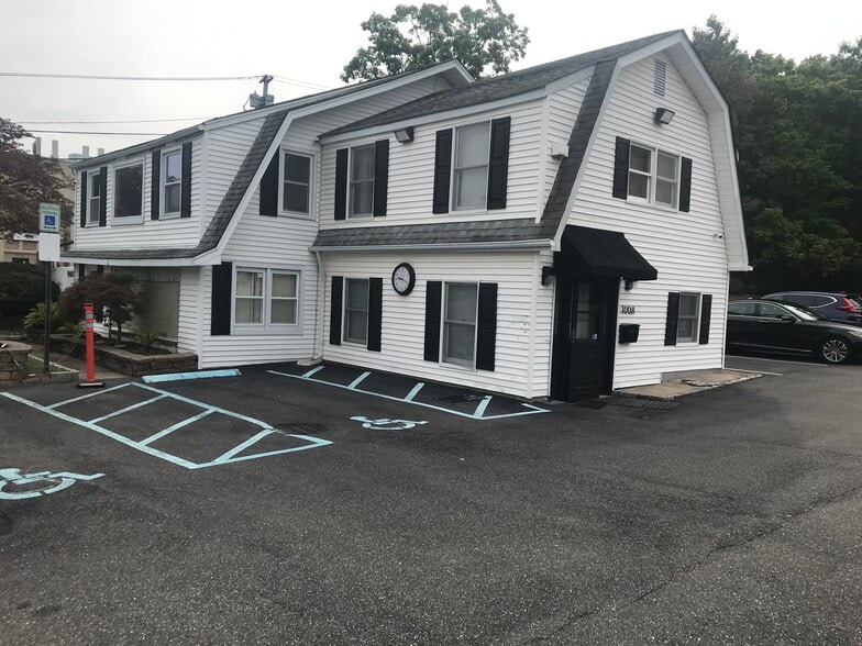 1008 W Jericho Tpke, Smithtown, NY à louer - Photo du bâtiment - Image 1 de 12
