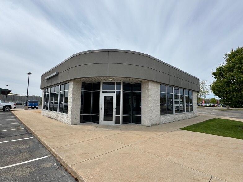2300 Browns Lake Dr, Burlington, WI for lease - Building Photo - Image 1 of 5