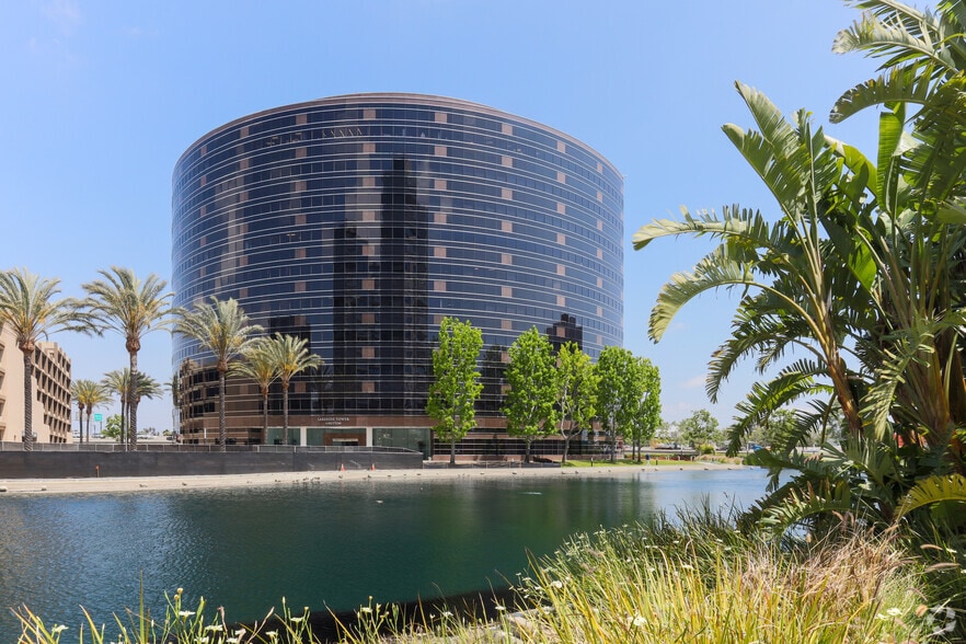 4 Hutton Centre Dr, Santa Ana, CA for lease - Building Photo - Image 2 of 6