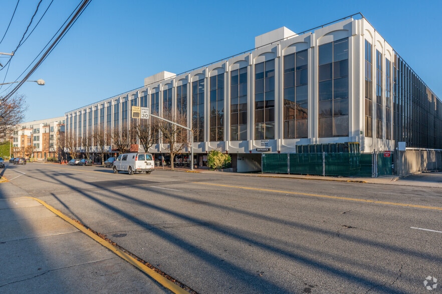 98 Cuttermill Rd, Great Neck, NY for lease - Building Photo - Image 3 of 12