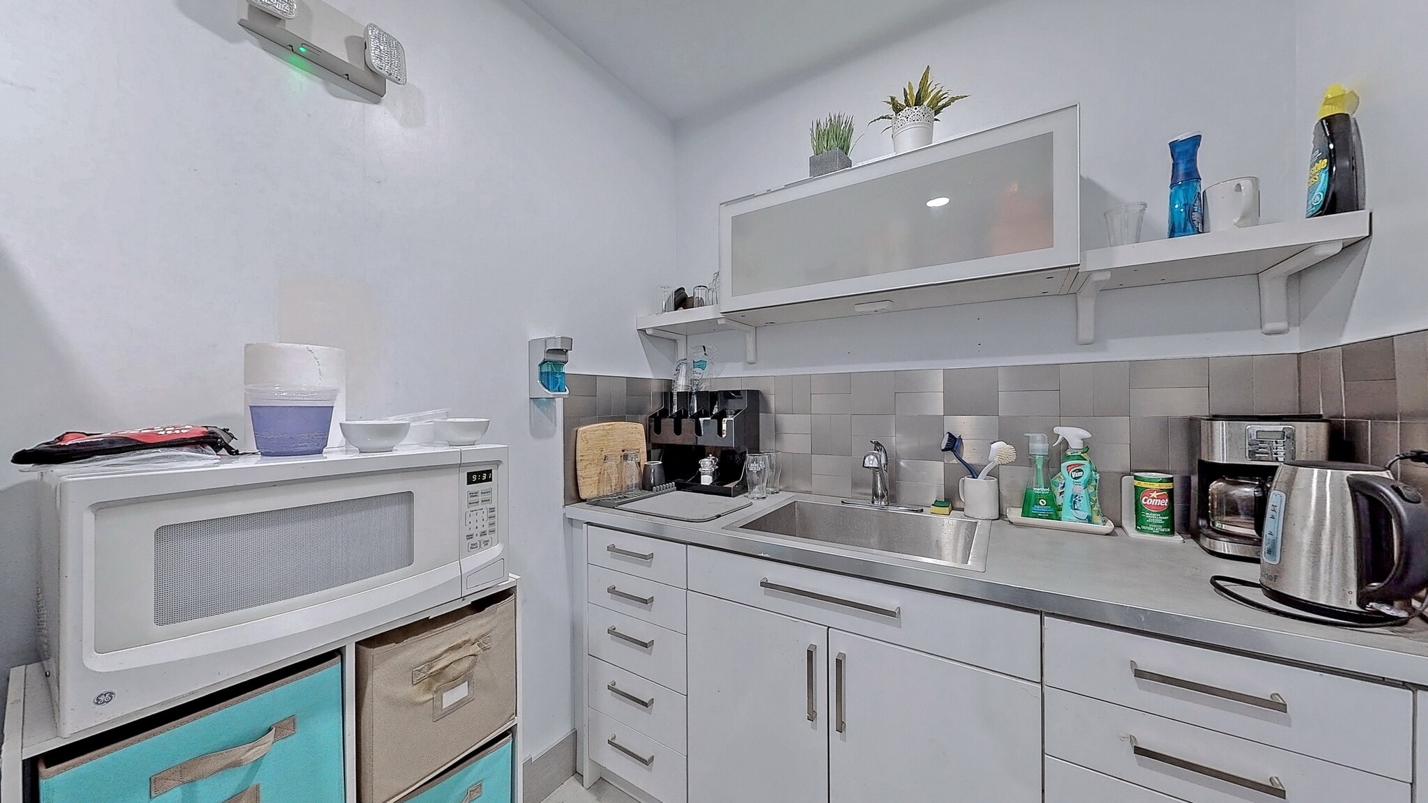 715-717 Queen St E, Toronto, ON for lease Building Photo- Image 1 of 5