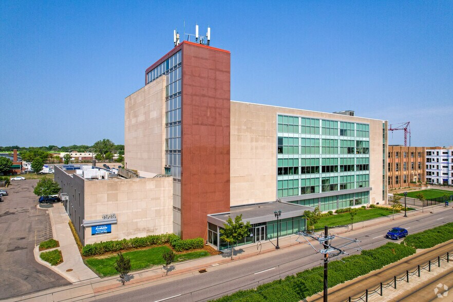 1919 W University Ave, Saint Paul, MN for lease - Building Photo - Image 1 of 8