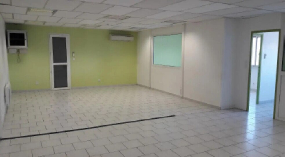 Flex in Mauguio for lease - Interior Photo - Image 2 of 5