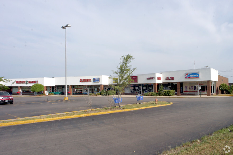 308-400 Rollins Rd, Round Lake Beach, IL for lease - Building Photo - Image 3 of 16