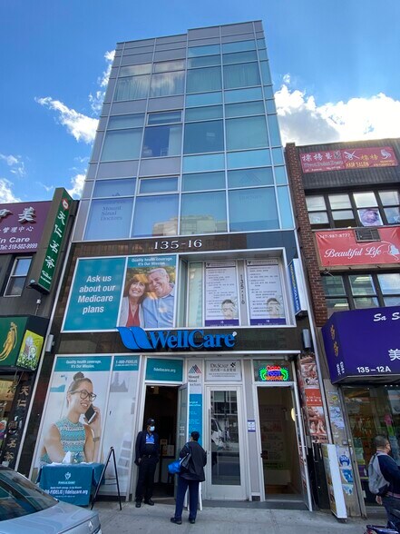 135-16 Roosevelt Ave, Flushing, NY à louer - Photo du bâtiment - Image 2 de 5