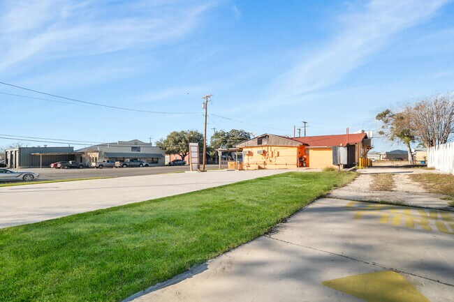 More details for 1710 Second St, Pleasanton, TX - Retail for Sale